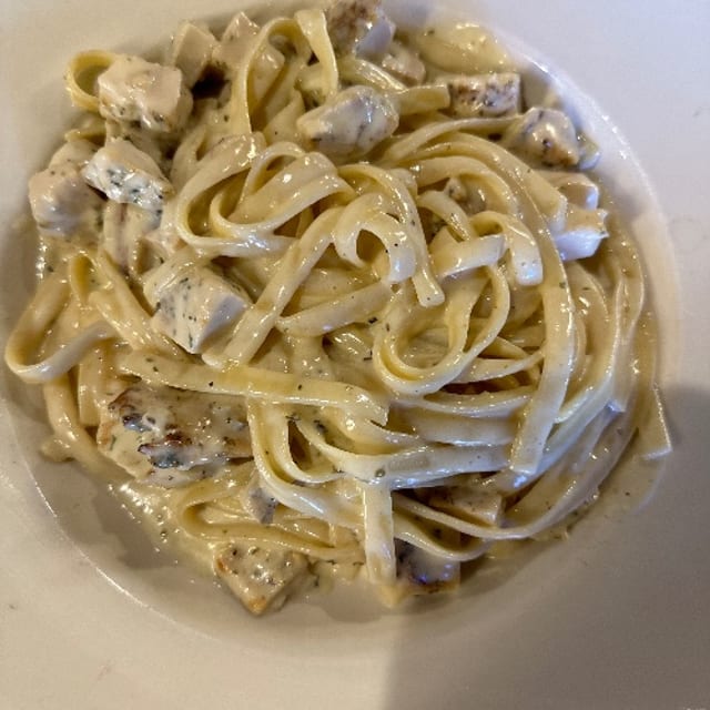 Pollo Alfredo della Famiglia (Chicken Alfredo).